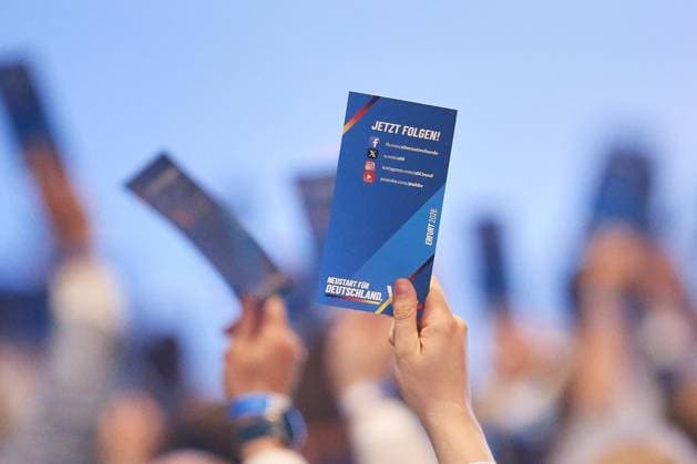 Erfurt, Thüringen, Deutschland, 04.07.2026: Messe: AfD-Bundesparteitag: Delegierte heben ihre Stimmkarte *** Erfurt, Thuringia, Germany, July 4, 2026: AfD National Party Convention—Delegates raise their voting cards Copyright: xdtsxNachrichtenagenturx dts_126291