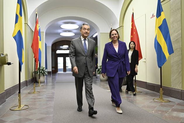 STOCKHOLM, SVERIGE 20260704 Kinas utrikesminister Wang Yi blir mottagen av utrikesminister Maria Malmer Stenergard (M) STOCKHOLM SVERIGE x10070x *** STOCKHOLM, SWEDEN July 4, 2026 China s Foreign Minister Wang Yi is received by Foreign Minister Maria Malmer Stenergard M STOCKHOLM SWEDEN x10070x  Copyright: xJessicaxGow TTx KINAS UTRIKESMINISTER WANG YI I STOCKHOLM QPAhVpYtJxc