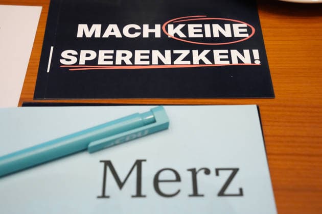 Landesparteitag der CDU NRW in Duesseldorf Tischauflage mit Postkarten und Spreuchen und dialektischen Aussagen aus Nordrhein Westfalen auf allen Plaetzen im Plenum, hier am Platz von Bundeskanzler Friedrich Merz mit der Aufschrift - Mach keine Sperenzken - in Duesseldorf, 04.07.2026 Duesseldorf NRW Deutschland *** CDU NRW State Party Convention in Düsseldorf: Table runners with postcards, slogans, and dialectical sayings from North Rhine-Westphalia on all seats in the plenary hall; here at the seat of Federal Chancellor Friedrich Merz, with the inscription Don’t make a fuss in Düsseldorf, July 4, 2026, Düsseldorf, North Rhine-Westphalia, Germany