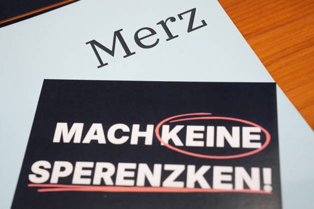 Landesparteitag der CDU NRW in Duesseldorf Tischauflage mit Postkarten und Spreuchen und dialektischen Aussagen aus Nordrhein Westfalen auf allen Plaetzen im Plenum, hier am Platz von Bundeskanzler Friedrich Merz mit der Aufschrift - Mach keine Sperenzken - in Duesseldorf, 04.07.2026 Duesseldorf NRW Deutschland *** CDU NRW State Party Convention in Düsseldorf: Table runners with postcards, slogans, and dialectical sayings from North Rhine-Westphalia on all seats in the plenary hall; here at the seat of Federal Chancellor Friedrich Merz, with the inscription Don’t make a fuss in Düsseldorf, July 4, 2026, Düsseldorf, North Rhine-Westphalia, Germany