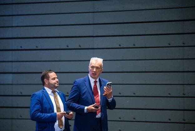 AFD - BUNDESPARTEITAG 2026 IN DER MESSE ERFURT ** NUR FÜR REDAKTIONELLE ZWECKE ** EDITORIAL USE ONLY **<p>04 07 2026-Erfurt: Bundesparteitag der AfD (Alternative für Deutschland) Auf dem Parteitag soll unter anderem der Bundesvorstand der AfD neu gewählt werden. im Foto: Torsten Czuppon (AfD), Jörg Prophet (AfD), rechts ( Deutschland Thueringen Erfurt Copyright: SaschaxFromm *** AFD NATIONAL PARTY CONVENTION 2026 AT THE ERFURT EXHIBITION CENTER ** FOR EDITORIAL USE ONLY ** EDITORIAL USE ONLY ** July 4, 2026 Erfurt Federal Party Convention of the AfD (Alternative for Germany) Among other things, the AfD’s Federal Executive Board is to be re-elected at the party convention. Pictured: Torsten Czuppon (AfD), Jörg Prophet (AfD), righ Copyright: SaschaxFromm doc86kg1o69iuu1bnw6pczr ,EDITORIAL USE ONLY