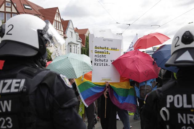 04.07.2026 Demonstration gegen den AFD-Parteitag in Erfurt Plakate hinter einer Polizeiabsprerrung Schutz vor Gewalt, nicht Schutz vor Kritik mit Regenschirmen und Regenbogenflaggen Erfurt Thürigen *** July 4, 2026: Protest against the AfD party convention in Erfurt; posters behind a police barrier; protection from violence, not protection from criticism—with umbrellas and rainbow flags; Erfurt, Thuringia