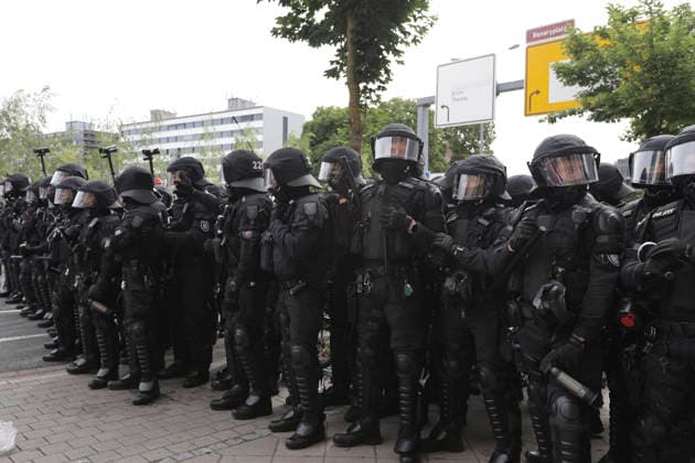 04.07.2026 Demonstration gegen den AFD-Parteitag in Erfurt Polizeikette sperrt die Straße vor einem Demonstrationszug ab Erfurt Thürigen *** July 4, 2026: Protest against the AfD party convention in Erfurt; a police cordon blocks the street in front of a protest march; Erfurt, Thuringia