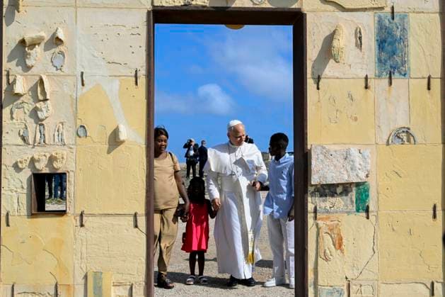 ITALY - POPE LEO XIV WALKS TROUGH THE ARCH OF THE MONUMENT DOOR OF EUROPE M DURING ONE DEY VISIT TO LAMPEDUSA ISLAND - 2026 7 4 Italy, Lampedusa, Vatican, 2026 7 4 Pope Leo XIV walks trough the arch of the monument Door of Europe - Porta d Europa made by the italian artist Mimmo Paladino, during a one day visit to Lampedusa island, south of Sicily, EDITORIAL USE ONLY - NO BOOKS Copyright: xVATICANxMEDIAx