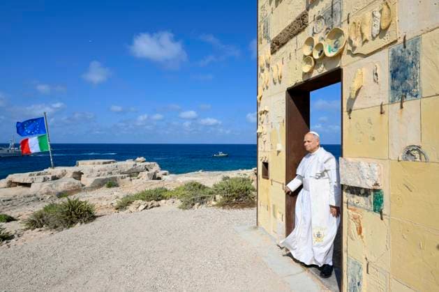 ITALY - POPE LEO XIV WALKS TROUGH THE ARCH OF THE MONUMENT DOOR OF EUROPE M DURING ONE DEY VISIT TO LAMPEDUSA ISLAND - 2026 7 4 Italy, Lampedusa, Vatican, 2026 7 4 Pope Leo XIV walks trough the arch of the monument Door of Europe - Porta d Europa made by the italian artist Mimmo Paladino, during a one day visit to Lampedusa island, south of Sicily, EDITORIAL USE ONLY - NO BOOKS Copyright: xVATICANxMEDIAx