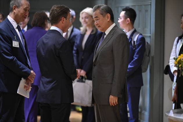 STOCKHOLM, SVERIGE 20260704 Statsminister Ulf Kristersson (M) tar emot Kinas utrikesminister Wang Yi. STOCKHOLM SVERIGE x10070x *** STOCKHOLM, SWEDEN July 4, 2026 Prime Minister Ulf Kristersson (M) welcomes Chinese Foreign Minister Wang Yi STOCKHOLM, SWEDEN x10070x  Copyright: xJessicaxGow TTx KINAS UTRIKESMINISTER WANG YI I STOCKHOLM Nfa8uE4vmas