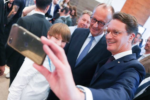 Landesparteitag der CDU NRW in Duesseldorf Hendrik Wuest, Ministerpraesident des Landes Nordrhein-Westfalen macht gemeinsam mit Bundeskanzler Friedrich Merz und einem jungen Teilnehmer ein Selfie beim Landesparteitag der CDU Nordrhein-Westfalen im Maritim Hotel, Duesseldorf, 04.07.2026 Duesseldorf NRW Deutschland *** CDU North Rhine-Westphalia State Party Convention in Düsseldorf: Hendrik Wuest, Minister-President of North Rhine-Westphalia, takes a selfie with Federal Chancellor Friedrich Merz and a young participant at the CDU North Rhine-Westphalia State Party Convention at the Maritim Hotel in Düsseldorf, July 4, 2026, Düsseldorf, North Rhine-Westphalia, Germany
