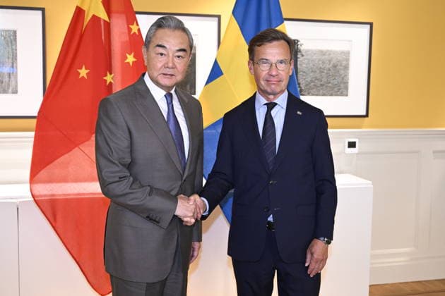 STOCKHOLM, SVERIGE 20260704 Kinas utrikesminister Wang Yi tas emot av statsminister Ulf Kristersson (M). STOCKHOLM SVERIGE x10070x *** STOCKHOLM, SWEDEN 20260704 Chinese Foreign Minister Wang Yi is welcomed by Prime Minister Ulf Kristersson (M) STOCKHOLM, SWEDEN x10070x  Copyright: xJessicaxGow TTx KINAS UTRIKESMINISTER WANG YI I STOCKHOLM yhOeCtI07c0
