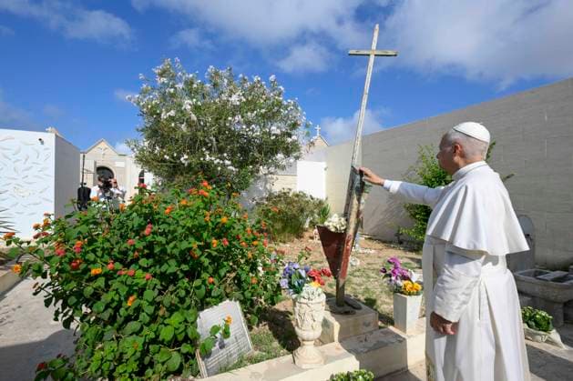 LAMPEDUSA -POPE LEON XIV ARRIVES AND STOPS AT THE CEMETERY,LAYING A WREATH ON THE GRAVES July 4, 2026 ITALY REL -July 4, 2026 Pastoral Visit to Lampedusa - Pope Leo XIV Arrives and stops at the cemetery, laying a wreath on the graves EDITORIAL USE ONLY - NO BOOKS Copyright: xVATICANxMEDIAx xCatholicxPressxPhotox