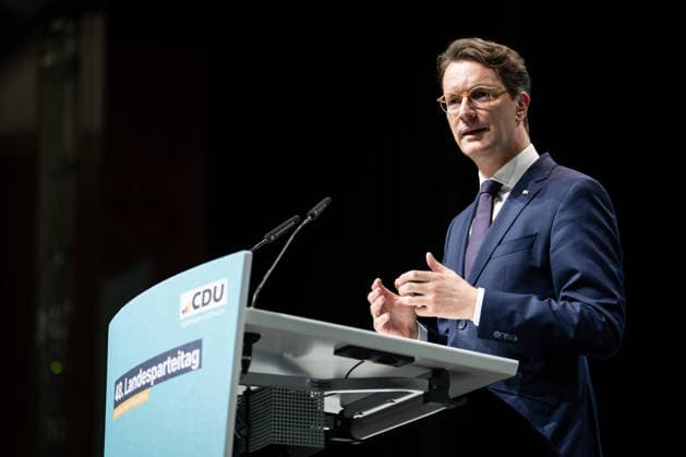 CDU Landesparteitag des Landes Nordrhein-Westfalen in Duesseldorf Hendrik Wuest, Ministerpraesident des Landes Nordrhein-Westfalen bei seiner Rede auf dem CDU Landesparteitag des Landes Nordrhein-Westfalen im Maritim Hotel in NRW, Duesseldorf, 04.07.2026 Duesseldorf Nordrhein-Westfalen Deutschland *** CDU State Party Convention of North Rhine-Westphalia in Düsseldorf Hendrik Wuest, Minister-President of North Rhine-Westphalia, delivering his speech at the CDU State Party Convention of North Rhine-Westphalia at the Maritim Hotel in Düsseldorf, North Rhine-Westphalia, July 4, 2026 Düsseldorf North Rhine-Westphalia Germany