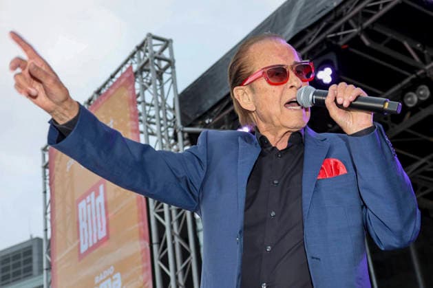 ABB SCHLAGERMOVE- Michael Holm Buehne show singen zu Gast beim Das Schlagermove in Concert Open Air auf dem Heiligengeistfeld in Hamburg am 03.07.2025 Hamburg Deutschland *** ABB SCHLAGERMOVE Michael Holm Stage Show Singing as a guest at Das Schlagermove in Concert Open Air at the Heiligengeistfeld in Hamburg on July 3, 2025, Hamburg, Germany