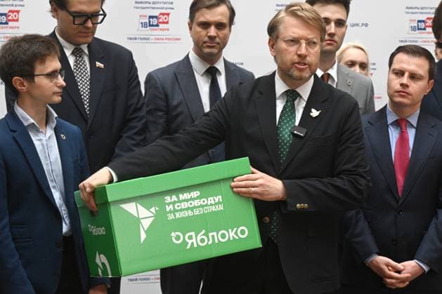 Russia Parliamentary Election Campaign Yabloko Party 9199639 04.07.2026 Chairman of the Yabloko political party Nikolai Rybakov, foreground, attends the submission of documents to Russia s Central Election Commission to register the party s list of candidates for the State Duma elections, scheduled for September 2026, in Moscow, Russia. Mikhail Voskresenskiy Sputnik Moscow Russia  Copyright: xMikhailxVoskresenskiyx