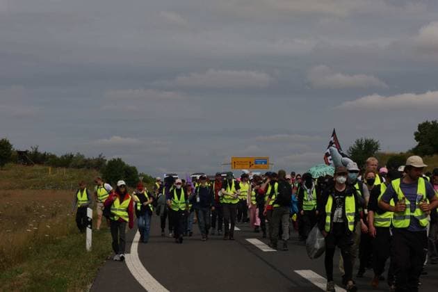 News Bilder des Tages RECORD DATE NOT STATED Datum: 04.07.2026 Ort: Erfurt In Erfurt demonstrieren Tausende Menschen ueberwiegend Friedlich. Trotz Blockaden auf wichtigen Zufahrtsstrassen beginnt der Parteitag puenktlich. Bereits in den fruehen Morgenstunden des 4. Juli haben in Erfurt die Proteste gegen den AfD-Bundesparteitag begonnen. Nach Schaetzungen werden im Laufe des Tages bis zu 50.000 Gegendemonstrierende erwartet. Mehrere Tausend Aktivistinnen und Aktivisten haben angekuendigt, Zufahrtsstrassen zum Veranstaltungsort mit Sitzblockaden zu besetzen. Die Polizei ist mit einem Grossaufgebot im Einsatz. Nach eigenen Angaben soll sowohl das Versammlungsrecht gewaehrleistet als auch die Anreise der Delegierten zum Parteitag abgesichert werden. Im Vorfeld hatte das xTyran Sobadkyx