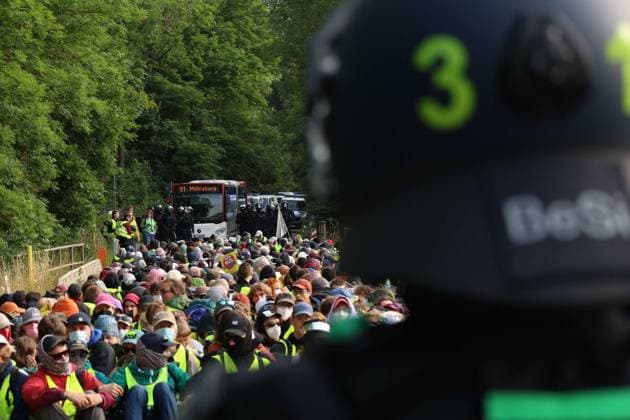 News Bilder des Tages RECORD DATE NOT STATED Datum: 04.07.2026 Ort: Erfurt In Erfurt demonstrieren Tausende Menschen ueberwiegend Friedlich. Trotz Blockaden auf wichtigen Zufahrtsstrassen beginnt der Parteitag puenktlich. Bereits in den fruehen Morgenstunden des 4. Juli haben in Erfurt die Proteste gegen den AfD-Bundesparteitag begonnen. Nach Schaetzungen werden im Laufe des Tages bis zu 50.000 Gegendemonstrierende erwartet. Mehrere Tausend Aktivistinnen und Aktivisten haben angekuendigt, Zufahrtsstrassen zum Veranstaltungsort mit Sitzblockaden zu besetzen. Die Polizei ist mit einem Grossaufgebot im Einsatz. Nach eigenen Angaben soll sowohl das Versammlungsrecht gewaehrleistet als auch die Anreise der Delegierten zum Parteitag abgesichert werden. Im Vorfeld hatte das xTyran Sobadkyx