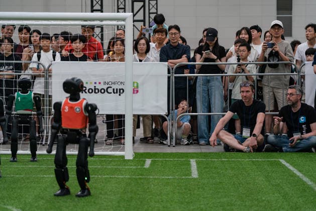 RoboCup 2026 in Incheon, South Korea - 04 Jul 2026 People watch a robot soccer match during the Humanoid soccer league at Songdo ConvensiA. RoboCup 2026 INCHEON is happening from July 2 to July 6 at Songdo ConvensiA. The event was first held in 1997 and is the world’s largest robot soccer competition and a global challenge dedicated to build a better future through artificial intelligence and robotic technologies. Incheon South Korea Copyright: xSimonxShinx xSOPAxImagesx _DSC5456