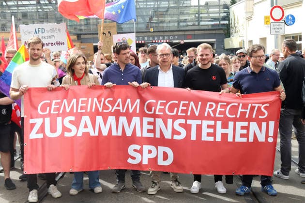 Erfurt, 04.07.2026 Eliisa Kaiser (MdB), Thüringens Innenminnister Georg Mayer und Bundesminister Carsten Schneider bei der Gegendemonstration gegen den Bundesparteitag der AfD in Erfurt *** Erfurt, July 4, 2026: Eliisa Kaiser, Member of the Bundestag; Georg Mayer, Thuringia’s Minister of the Interior; and Federal Minister Carsten Schneider at the counter-demonstration against the AfD’s federal party convention in Erfurt Copyright: xMatthiasxGränzdörferx