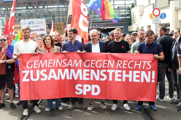 Erfurt, 04.07.2026 Eliisa Kaiser (MdB), Thüringens Innenminnister Georg Mayer und Bundesminister Carsten Schneider bei der Gegendemonstration gegen den Bundesparteitag der AfD in Erfurt *** Erfurt, July 4, 2026: Eliisa Kaiser, Member of the Bundestag; Georg Mayer, Thuringia’s Minister of the Interior; and Federal Minister Carsten Schneider at the counter-demonstration against the AfD’s federal party convention in Erfurt Copyright: xMatthiasxGränzdörferx
