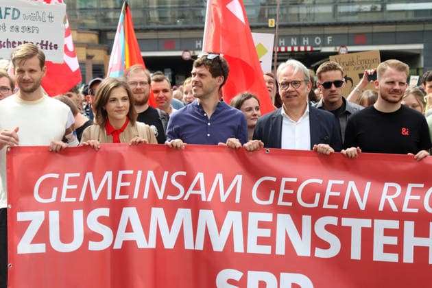 News Themen der Woche KW27 Erfurt, 04.07.2026 Eliisa Kaiser (MdB), Thüringens Innenminnister Georg Mayer bei der Gegendemonstration gegen den Bundesparteitag der AfD in Erfurt *** Erfurt, July 4, 2026: Eliisa Kaiser, Member of the Bundestag, and Georg Mayer, Thuringia’s Minister of the Interior, at the counter-demonstration against the AfD’s federal party convention in Erfurt Copyright: xMatthiasxGränzdörferx