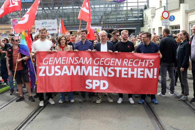 Erfurt, 04.07.2026 Eliisa Kaiser (MdB), Thüringens Innenminnister Georg Mayer und Bundesminister Carsten Schneider bei der Gegendemonstration gegen den Bundesparteitag der AfD in Erfurt *** Erfurt, July 4, 2026: Eliisa Kaiser, Member of the Bundestag; Georg Mayer, Thuringia’s Minister of the Interior; and Federal Minister Carsten Schneider at the counter-demonstration against the AfD’s federal party convention in Erfurt Copyright: xMatthiasxGränzdörferx
