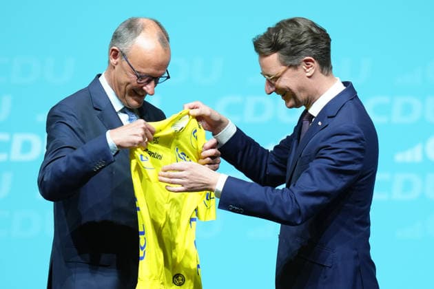 Landesparteitag der CDU NRW in Duesseldorf Hendrik Wuest, Ministerpraesident des Landes Nordrhein-Westfalen ueberreicht Bundeskanzler Friedrich Merz symbolisch das Gelbe Trikot des Fuehrenden in Anlehnung an die Tour de France beim Landesparteitag der CDU Nordrhein-Westfalen im Maritim Hotel, Duesseldorf, 04.07.2026 Duesseldorf NRW Deutschland *** CDU North Rhine-Westphalia State Party Convention in Düsseldorf: Hendrik Wuest, Minister-President of North Rhine-Westphalia, symbolically presents Federal Chancellor Friedrich Merz with the yellow leader’s jersey—modeled after the Tour de France—at the CDU North Rhine-Westphalia State Party Convention at the Maritim Hotel, Düsseldorf, July 4, 2026, Düsseldorf, North Rhine-Westphalia, Germany