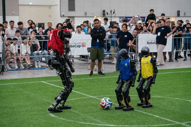 July 4, 2026, Incheon, South Korea: Humanoid robots play soccer during the Humanoid soccer league at Songdo ConvensiA. RoboCup 2026 INCHEON is happening from July 2 to July 6 at Songdo ConvensiA. The event was first held in 1997 and is the world™s largest robot soccer competition and a global challenge dedicated to build a better future through artificial intelligence and robotic technologies. Incheon South Korea  - ZUMAs197 20260704_aaa_s197_008 Copyright: xSimonxShinx