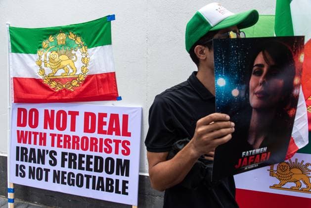 Iranian Protest outside the US embassy in Bangkok. BANGKOK, THAILAND JULY 4, 2026: Iranian protesters gathered outside the United States Embassy in Bangkok, Thailand, on July 4, 2026, to express support for political activist and former Iranian Crown Prince Reza Pahlavi. Demonstrators also called on the U.S. government to reject any future peace agreement with the government of Iran. Bangkok Copyright: x xPeeraponxBoonyakiatx xJNAxPressx