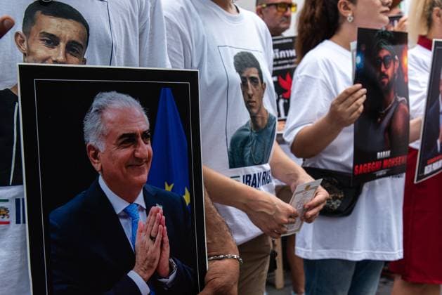 Iranian Protest outside the US embassy in Bangkok. BANGKOK, THAILAND JULY 4, 2026: Iranian protesters gathered outside the United States Embassy in Bangkok, Thailand, on July 4, 2026, to express support for political activist and former Iranian Crown Prince Reza Pahlavi. Demonstrators also called on the U.S. government to reject any future peace agreement with the government of Iran. Bangkok Copyright: x xPeeraponxBoonyakiatx xJNAxPressx
