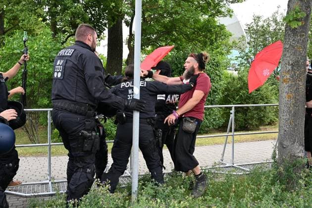 Erfurter AfD Parteitag 2026 ** NUR FÜR REDAKTIONELLE ZWECKE ** EDITORIAL USE ONLY **<p>Erfurt AfD Parteitag 04.07.2026 - Mehrere tausend Teilnehmer bei der DGB Demonstration auf dem Parkplatz der Erfurter Messe nahe des Tagungsort des AfD Parteitags mit Redebeiträgen auf der Bühne des DGB. im Bild: < p> Marco Schmidt Thüringen Germany Erfurt Copyright: MarcoxSchmidt *** 2026 AfD Party Convention in Erfurt ** FOR EDITORIAL PURPOSES ONLY ** EDITORIAL USE ONLY ** p Erfurt AfD Party Convention, July 4, 2026. Several thousand participants at the DGB demonstration in the parking lot of the Erfurt Trade Fair grounds near the venue of the AfD Party Convention, with speeches taking place on the DGB stage, as seen in the photo. p Marco Schmidt, Th Copyright: MarcoxSchmidt doc86khqdbhnequs2l41v6l ,EDITORIAL USE ONLY