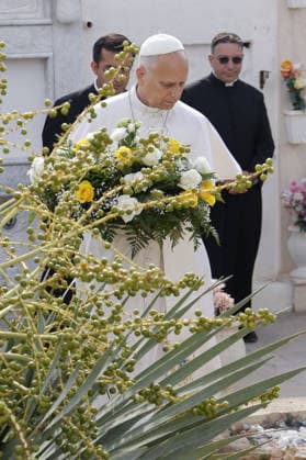 Pope Leo XIV visits the Southern Italian island of Lampedusa LAMPEDUSA, ITALY - JULY 04: Pope Leo XIV pays homage to the graves of migrants at the cemetery of Lampedusa, Italy, on July 04, 2026. Riccardo De Luca Anadolu Lampedusa Italy. Editorial use only. Please get in touch for any other usage.  Copyright: x2026xAnadoluxRiccardoxDexLucax