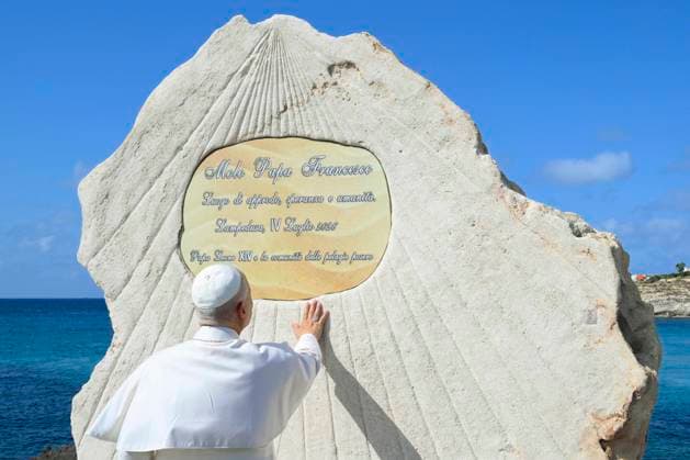 News Bilder des Tages LAMPEDUSA -POPE LEON XIV STOP AT THE FAVALORO PIER BLESSING OF THE PLAQUE NAMING THE PIER AFTER POPE FRANCIS AND HOLY MASS July 4, 2026 ITALY REL - July 4, 2026 Pastoral Visit to Lampedusa - Pope Leo XIV Stop at the Favaloro Pier: blessing of the plaque naming the pier after Pope Francis and Holy Mass EDITORIAL USE ONLY - NO BOOKS Copyright: xVATICANxMEDIAx xCatholicxPressxPhotox