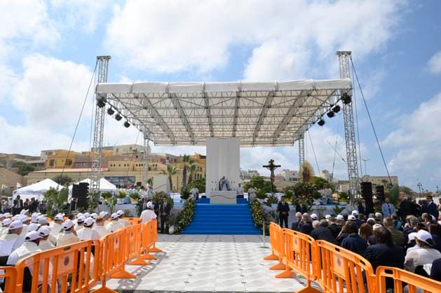 LAMPEDUSA -POPE LEON XIV STOP AT THE FAVALORO PIER BLESSING OF THE PLAQUE NAMING THE PIER AFTER POPE FRANCIS AND HOLY MASS July 4, 2026 ITALY REL - July 4, 2026 Pastoral Visit to Lampedusa - Pope Leo XIV Stop at the Favaloro Pier: blessing of the plaque naming the pier after Pope Francis and Holy Mass EDITORIAL USE ONLY - NO BOOKS Copyright: xVATICANxMEDIAx xCatholicxPressxPhotox