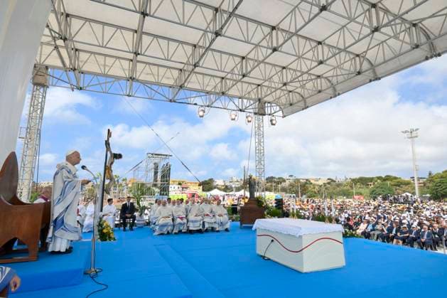 LAMPEDUSA -POPE LEON XIV STOP AT THE FAVALORO PIER BLESSING OF THE PLAQUE NAMING THE PIER AFTER POPE FRANCIS AND HOLY MASS July 4, 2026 ITALY REL - July 4, 2026 Pastoral Visit to Lampedusa - Pope Leo XIV Stop at the Favaloro Pier: blessing of the plaque naming the pier after Pope Francis and Holy Mass EDITORIAL USE ONLY - NO BOOKS Copyright: xVATICANxMEDIAx xCatholicxPressxPhotox