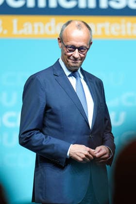 Landesparteitag der CDU NRW in Duesseldorf Bundeskanzler Friedrich Merz mit entspannter Mimik auf der Buehne beim Landesparteitag der CDU Nordrhein-Westfalen im Maritim Hotel, Duesseldorf, 04.07.2026 Duesseldorf NRW Deutschland *** CDU North Rhine-Westphalia State Party Convention in Düsseldorf: Federal Chancellor Friedrich Merz, looking relaxed, on stage at the CDU North Rhine-Westphalia State Party Convention at the Maritim Hotel in Düsseldorf, July 4, 2026, Düsseldorf, North Rhine-Westphalia, Germany