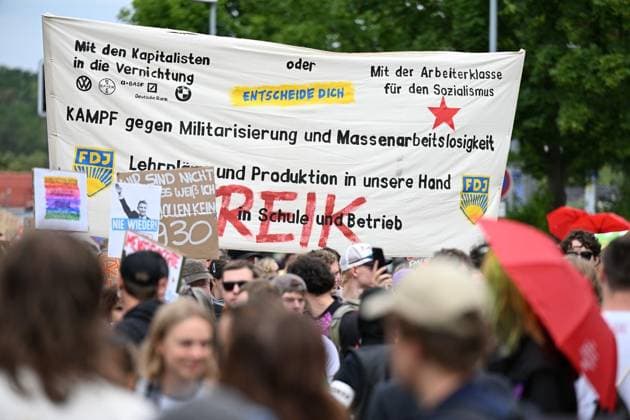 Erfurter AfD Parteitag 2026 ** NUR FÜR REDAKTIONELLE ZWECKE ** EDITORIAL USE ONLY **<p>Erfurt AfD Parteitag 04.07.2026 - Mehrere tausend Teilnehmer bei der DGB Demonstration auf dem Parkplatz der Erfurter Messe nahe des Tagungsort des AfD Parteitags mit Redebeiträgen auf der Bühne des DGB. im Bild: Bodo Ramelox Katrin Göring-Eckardt und Carsten Schneider und Innenminister Georg Maier auf der DGB Kundgebung Messeparkplatz< p> Marco Schmidt Thüringen Germany Erfurt Copyright: MarcoxSchmidt *** 2026 AfD Party Convention in Erfurt ** FOR EDITORIAL PURPOSES ONLY ** EDITORIAL USE ONLY ** p Erfurt AfD Party Convention July 4, 2026 Several thousand participants at the DGB demonstration in the Erfurt Trade Fair parking lot near the venue of the Copyright: MarcoxSchmidt doc86ki560nfza1gx2qvocg ,EDITORIAL USE ONLY