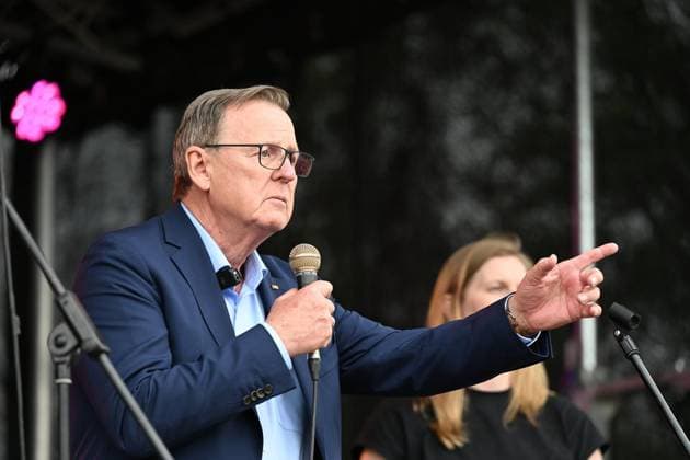 Erfurter AfD Parteitag 2026 ** NUR FÜR REDAKTIONELLE ZWECKE ** EDITORIAL USE ONLY **<p>Erfurt AfD Parteitag 04.07.2026 - Mehrere tausend Teilnehmer bei der DGB Demonstration auf dem Parkplatz der Erfurter Messe nahe des Tagungsort des AfD Parteitags mit Redebeiträgen auf der Bühne des DGB. im Bild: Bodo Ramelox Katrin Göring-Eckardt und Carsten Schneider und Innenminister Georg Maier auf der DGB Kundgebung Messeparkplatz< p> Marco Schmidt Thüringen Germany Erfurt Copyright: MarcoxSchmidt *** 2026 AfD Party Convention in Erfurt ** FOR EDITORIAL PURPOSES ONLY ** EDITORIAL USE ONLY ** p Erfurt AfD Party Convention July 4, 2026 Several thousand participants at the DGB demonstration in the Erfurt Trade Fair parking lot near the venue of the Copyright: MarcoxSchmidt doc86ki70p4eyxiarl5ocg ,EDITORIAL USE ONLY