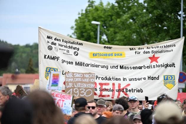 Erfurter AfD Parteitag 2026 ** NUR FÜR REDAKTIONELLE ZWECKE ** EDITORIAL USE ONLY **<p>Erfurt AfD Parteitag 04.07.2026 - Mehrere tausend Teilnehmer bei der DGB Demonstration auf dem Parkplatz der Erfurter Messe nahe des Tagungsort des AfD Parteitags mit Redebeiträgen auf der Bühne des DGB. im Bild: Bodo Ramelox Katrin Göring-Eckardt und Carsten Schneider und Innenminister Georg Maier auf der DGB Kundgebung Messeparkplatz< p> Marco Schmidt Thüringen Germany Erfurt Copyright: MarcoxSchmidt *** 2026 AfD Party Convention in Erfurt ** FOR EDITORIAL PURPOSES ONLY ** EDITORIAL USE ONLY ** p Erfurt AfD Party Convention July 4, 2026 Several thousand participants at the DGB demonstration in the Erfurt Trade Fair parking lot near the venue of the Copyright: MarcoxSchmidt doc86ki636ltxdyuf0aoie ,EDITORIAL USE ONLY