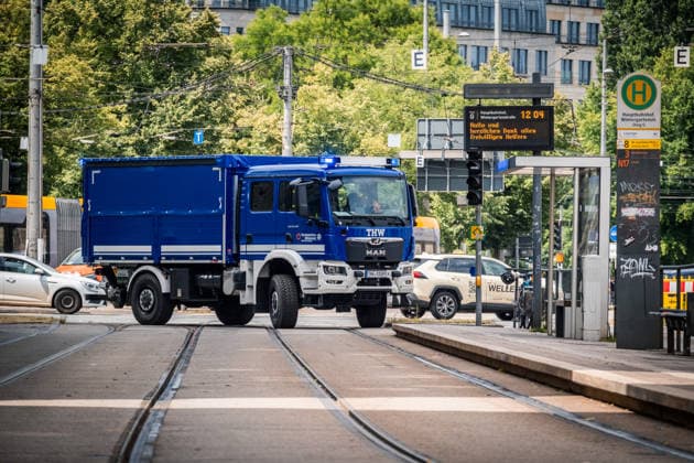 Freiwillige Helfer reinigen gemeinsam mit Mitarbeitenden der Leipziger Verkehrsbetriebe (LVB) Straßenbahngleise an der Leibnizstraße in Leipzig (Sachsen) von geschmolzenem Bitumen. Die Arbeiten sind Teil eines dritten Subbotniks zur Beseitigung der Hitzeschäden am Straßenbahnnetz. Aufnahme vom 4. Juli 2026. Hilfsaktion Leipzig *** Volunteers are working alongside employees of the Leipzig Public Transportation Authority (LVB) to clean melted bitumen off the tram tracks on Leibnizstraße in Leipzig, Saxony. The work is part of a third subbotnik aimed at repairing heat damage to the tram network. Photo taken on July 4, 2026. VolunteerLeipzig Relief Effort