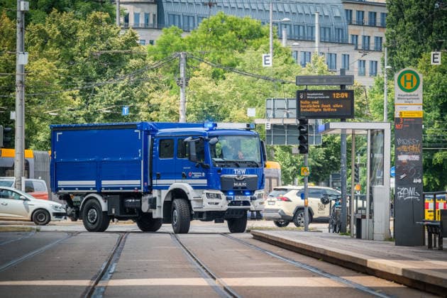 Freiwillige Helfer reinigen gemeinsam mit Mitarbeitenden der Leipziger Verkehrsbetriebe (LVB) Straßenbahngleise an der Leibnizstraße in Leipzig (Sachsen) von geschmolzenem Bitumen. Die Arbeiten sind Teil eines dritten Subbotniks zur Beseitigung der Hitzeschäden am Straßenbahnnetz. Aufnahme vom 4. Juli 2026. Hilfsaktion Leipzig *** Volunteers are working alongside employees of the Leipzig Public Transportation Authority (LVB) to clean melted bitumen from the tram tracks on Leibnizstraße in Leipzig, Saxony. The work is part of a third subbotnik aimed at repairing heat damage to the tram network. Photo taken on July 4, 2026. VolunteerLeipzig Relief Effort