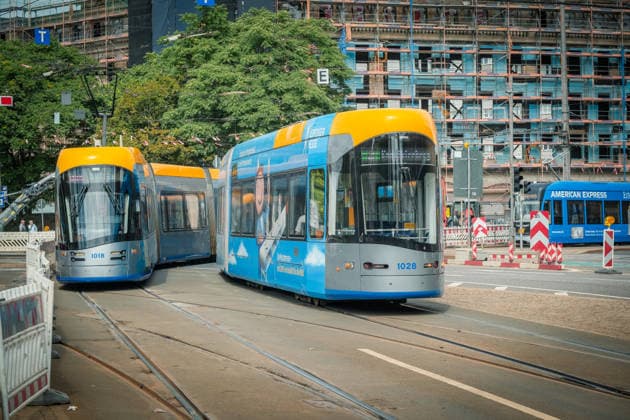 Freiwillige Helfer reinigen gemeinsam mit Mitarbeitenden der Leipziger Verkehrsbetriebe (LVB) Straßenbahngleise an der Leibnizstraße in Leipzig (Sachsen) von geschmolzenem Bitumen. Die Arbeiten sind Teil eines dritten Subbotniks zur Beseitigung der Hitzeschäden am Straßenbahnnetz. Aufnahme vom 4. Juli 2026. Hilfsaktion Leipzig *** Volunteers are working alongside employees of the Leipzig Public Transportation Authority (LVB) to clean melted bitumen from the tram tracks on Leibnizstraße in Leipzig, Saxony. The work is part of a third subbotnik aimed at repairing heat damage to the tram network. Photo taken on July 4, 2026. VolunteerLeipzig Relief Effort