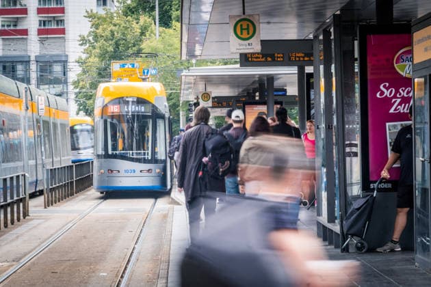 Freiwillige Helfer reinigen gemeinsam mit Mitarbeitenden der Leipziger Verkehrsbetriebe (LVB) Straßenbahngleise an der Leibnizstraße in Leipzig (Sachsen) von geschmolzenem Bitumen. Die Arbeiten sind Teil eines dritten Subbotniks zur Beseitigung der Hitzeschäden am Straßenbahnnetz. Aufnahme vom 4. Juli 2026. Hilfsaktion Leipzig *** Volunteers are working alongside employees of the Leipzig Public Transportation Authority (LVB) to clean melted bitumen from the tram tracks on Leibnizstraße in Leipzig, Saxony. The work is part of a third subbotnik aimed at repairing heat damage to the tram network. Photo taken on July 4, 2026. VolunteerLeipzig Relief Effort