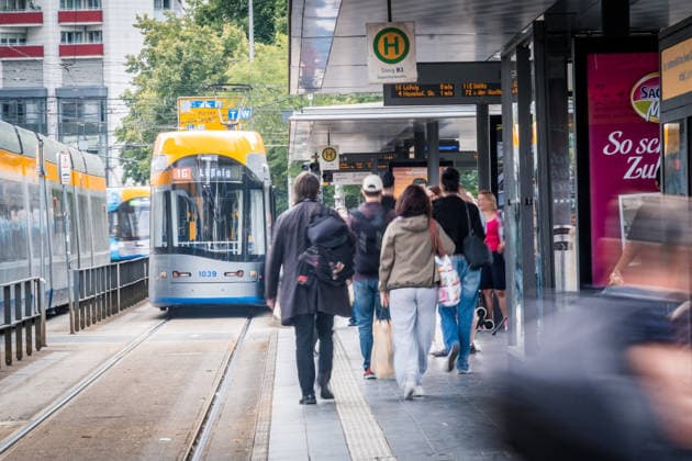 Freiwillige Helfer reinigen gemeinsam mit Mitarbeitenden der Leipziger Verkehrsbetriebe (LVB) Straßenbahngleise an der Leibnizstraße in Leipzig (Sachsen) von geschmolzenem Bitumen. Die Arbeiten sind Teil eines dritten Subbotniks zur Beseitigung der Hitzeschäden am Straßenbahnnetz. Aufnahme vom 4. Juli 2026. Hilfsaktion Leipzig *** Volunteers are working alongside employees of the Leipzig Public Transportation Authority (LVB) to clean melted bitumen from the tram tracks on Leibnizstraße in Leipzig, Saxony. The work is part of a third subbotnik aimed at repairing heat damage to the tram network. Photo taken on July 4, 2026. VolunteerLeipzig Relief Effort