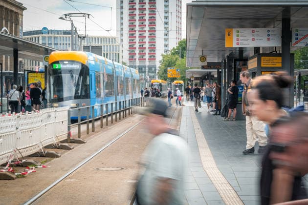 Freiwillige Helfer reinigen gemeinsam mit Mitarbeitenden der Leipziger Verkehrsbetriebe (LVB) Straßenbahngleise an der Leibnizstraße in Leipzig (Sachsen) von geschmolzenem Bitumen. Die Arbeiten sind Teil eines dritten Subbotniks zur Beseitigung der Hitzeschäden am Straßenbahnnetz. Aufnahme vom 4. Juli 2026. Hilfsaktion Leipzig *** Volunteers are working alongside employees of the Leipzig Public Transportation Authority (LVB) to clean melted bitumen from the tram tracks on Leibnizstraße in Leipzig, Saxony. The work is part of a third subbotnik aimed at repairing heat damage to the tram network. Photo taken on July 4, 2026. VolunteerLeipzig Relief Effort