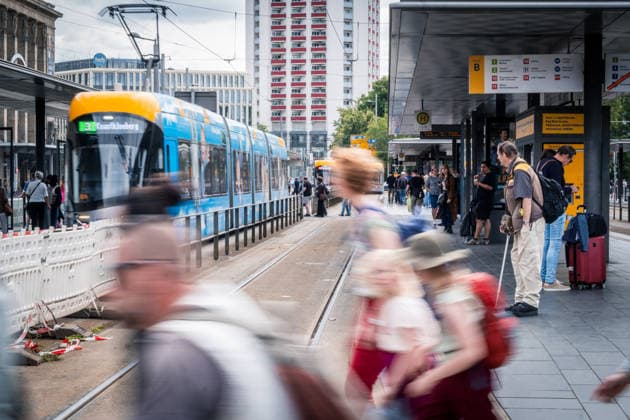 Freiwillige Helfer reinigen gemeinsam mit Mitarbeitenden der Leipziger Verkehrsbetriebe (LVB) Straßenbahngleise an der Leibnizstraße in Leipzig (Sachsen) von geschmolzenem Bitumen. Die Arbeiten sind Teil eines dritten Subbotniks zur Beseitigung der Hitzeschäden am Straßenbahnnetz. Aufnahme vom 4. Juli 2026. Hilfsaktion Leipzig *** Volunteers are working alongside employees of the Leipzig Public Transportation Authority (LVB) to clean melted bitumen from the tram tracks on Leibnizstraße in Leipzig, Saxony. The work is part of a third subbotnik aimed at repairing heat damage to the tram network. Photo taken on July 4, 2026. VolunteerLeipzig Relief Effort