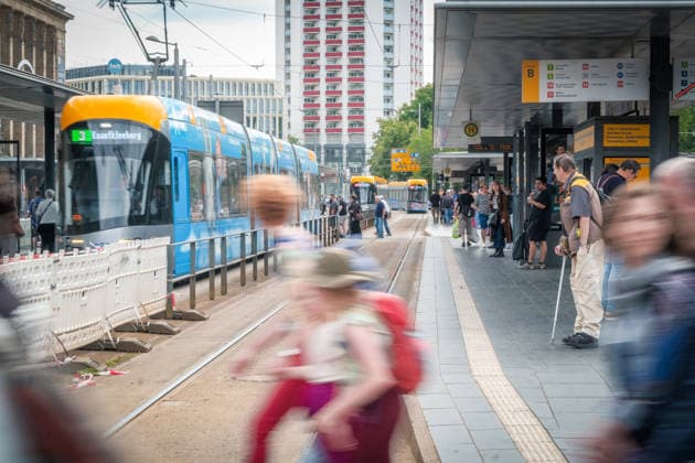 Freiwillige Helfer reinigen gemeinsam mit Mitarbeitenden der Leipziger Verkehrsbetriebe (LVB) Straßenbahngleise an der Leibnizstraße in Leipzig (Sachsen) von geschmolzenem Bitumen. Die Arbeiten sind Teil eines dritten Subbotniks zur Beseitigung der Hitzeschäden am Straßenbahnnetz. Aufnahme vom 4. Juli 2026. Hilfsaktion Leipzig *** Volunteers are working alongside employees of the Leipzig Public Transportation Authority (LVB) to clean melted bitumen from the tram tracks on Leibnizstraße in Leipzig, Saxony. The work is part of a third subbotnik aimed at repairing heat damage to the tram network. Photo taken on July 4, 2026. VolunteerLeipzig Relief Effort