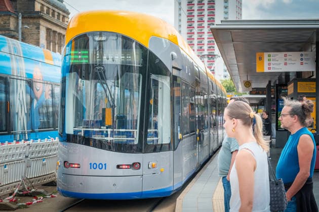 Freiwillige Helfer reinigen gemeinsam mit Mitarbeitenden der Leipziger Verkehrsbetriebe (LVB) Straßenbahngleise an der Leibnizstraße in Leipzig (Sachsen) von geschmolzenem Bitumen. Die Arbeiten sind Teil eines dritten Subbotniks zur Beseitigung der Hitzeschäden am Straßenbahnnetz. Aufnahme vom 4. Juli 2026. Hilfsaktion Leipzig *** Volunteers are working alongside employees of the Leipzig Public Transportation Authority (LVB) to clean melted bitumen from the tram tracks on Leibnizstraße in Leipzig, Saxony. The work is part of a third subbotnik aimed at repairing heat damage to the tram network. Photo taken on July 4, 2026. VolunteerLeipzig Relief Effort