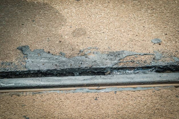 Freiwillige Helfer reinigen gemeinsam mit Mitarbeitenden der Leipziger Verkehrsbetriebe (LVB) Straßenbahngleise an der Leibnizstraße in Leipzig (Sachsen) von geschmolzenem Bitumen. Die Arbeiten sind Teil eines dritten Subbotniks zur Beseitigung der Hitzeschäden am Straßenbahnnetz. Aufnahme vom 4. Juli 2026. Hilfsaktion Leipzig *** Volunteers are working alongside employees of the Leipzig Public Transportation Authority (LVB) to clean melted bitumen off the tram tracks on Leibnizstraße in Leipzig, Saxony. The work is part of a third subbotnik aimed at repairing heat damage to the tram network. Photo taken on July 4, 2026. VolunteerLeipzig Relief Effort