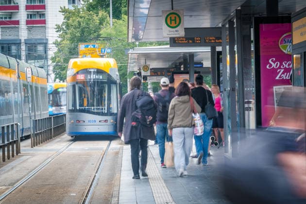 Freiwillige Helfer reinigen gemeinsam mit Mitarbeitenden der Leipziger Verkehrsbetriebe (LVB) Straßenbahngleise an der Leibnizstraße in Leipzig (Sachsen) von geschmolzenem Bitumen. Die Arbeiten sind Teil eines dritten Subbotniks zur Beseitigung der Hitzeschäden am Straßenbahnnetz. Aufnahme vom 4. Juli 2026. Hilfsaktion Leipzig *** Volunteers are working alongside employees of the Leipzig Public Transportation Authority (LVB) to clean melted bitumen off the tram tracks on Leibnizstraße in Leipzig, Saxony. The work is part of a third subbotnik aimed at repairing heat damage to the tram network. Photo taken on July 4, 2026. VolunteerLeipzig Relief Effort