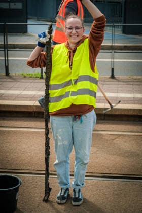Freiwillige Helfer reinigen gemeinsam mit Mitarbeitenden der Leipziger Verkehrsbetriebe (LVB) Straßenbahngleise an der Leibnizstraße in Leipzig (Sachsen) von geschmolzenem Bitumen. Die Arbeiten sind Teil eines dritten Subbotniks zur Beseitigung der Hitzeschäden am Straßenbahnnetz. Aufnahme vom 4. Juli 2026. Hilfsaktion Leipzig *** Volunteers are working alongside employees of the Leipzig Public Transportation Authority (LVB) to clean melted bitumen from the tram tracks on Leibnizstraße in Leipzig, Saxony. The work is part of a third subbotnik aimed at repairing heat damage to the tram network. Photo taken on July 4, 2026. VolunteerLeipzig Relief Effort