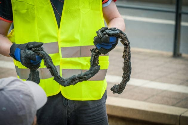 Freiwillige Helfer reinigen gemeinsam mit Mitarbeitenden der Leipziger Verkehrsbetriebe (LVB) Straßenbahngleise an der Leibnizstraße in Leipzig (Sachsen) von geschmolzenem Bitumen. Die Arbeiten sind Teil eines dritten Subbotniks zur Beseitigung der Hitzeschäden am Straßenbahnnetz. Aufnahme vom 4. Juli 2026. Hilfsaktion Leipzig *** Volunteers are working alongside employees of the Leipzig Public Transportation Authority (LVB) to clean melted bitumen from the tram tracks on Leibnizstraße in Leipzig, Saxony. The work is part of a third subbotnik aimed at repairing heat damage to the tram network. Photo taken on July 4, 2026. VolunteerLeipzig Relief Effort