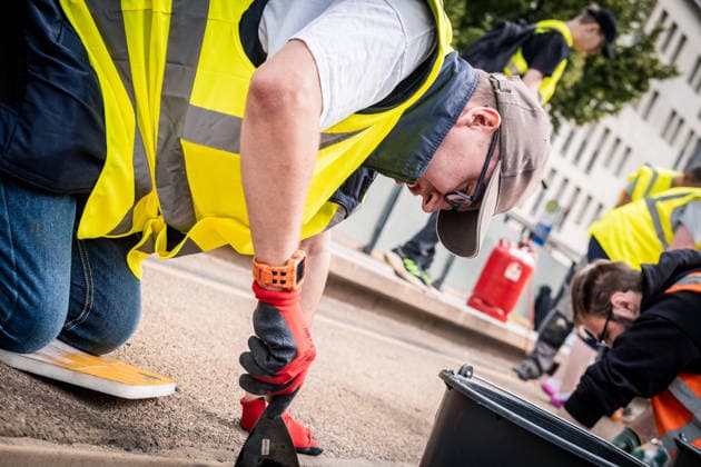 Freiwillige Helfer reinigen gemeinsam mit Mitarbeitenden der Leipziger Verkehrsbetriebe (LVB) Straßenbahngleise an der Leibnizstraße in Leipzig (Sachsen) von geschmolzenem Bitumen. Die Arbeiten sind Teil eines dritten Subbotniks zur Beseitigung der Hitzeschäden am Straßenbahnnetz. Aufnahme vom 4. Juli 2026. Hilfsaktion Leipzig *** Volunteers are working alongside employees of the Leipzig Public Transportation Authority (LVB) to clean melted bitumen from the tram tracks on Leibnizstraße in Leipzig, Saxony. The work is part of a third subbotnik aimed at repairing heat damage to the tram network. Photo taken on July 4, 2026. VolunteerLeipzig Relief Effort